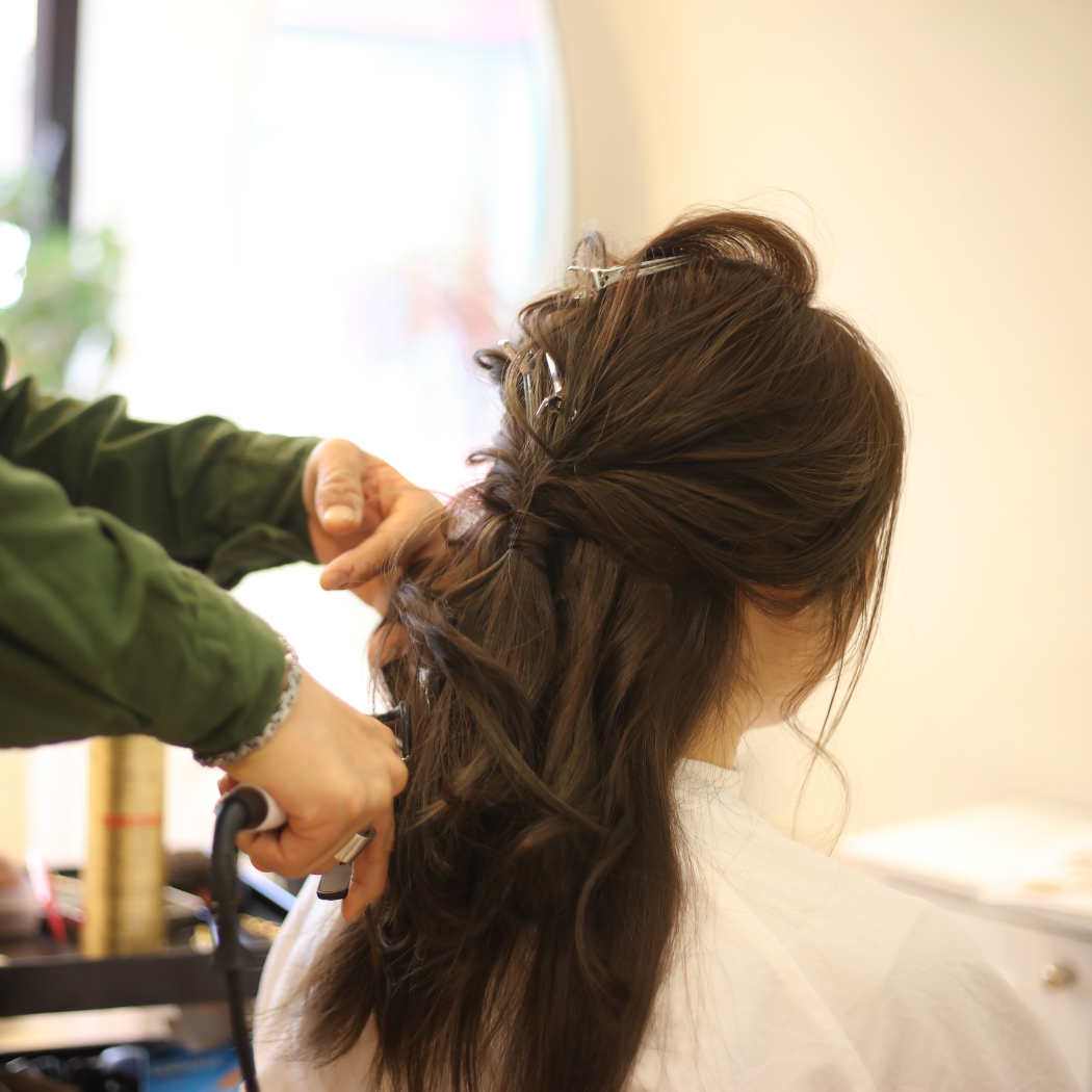 Proste fryzury na wesele 2024. Sprawdź te trzy pomysły, a oszczędzisz na fryzjerze